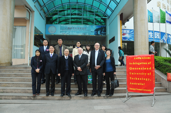 会谈后，双方在我校国际文化教育交流中心前合影留念