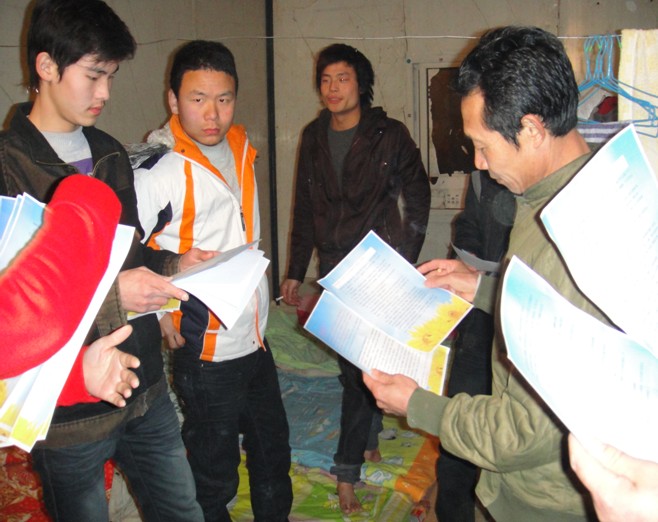 我校学子深入建筑工人宿舍向农民工宣讲维权知识