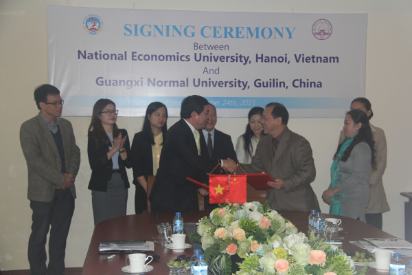 我校代表团与越南国民经济大学签订合作协议