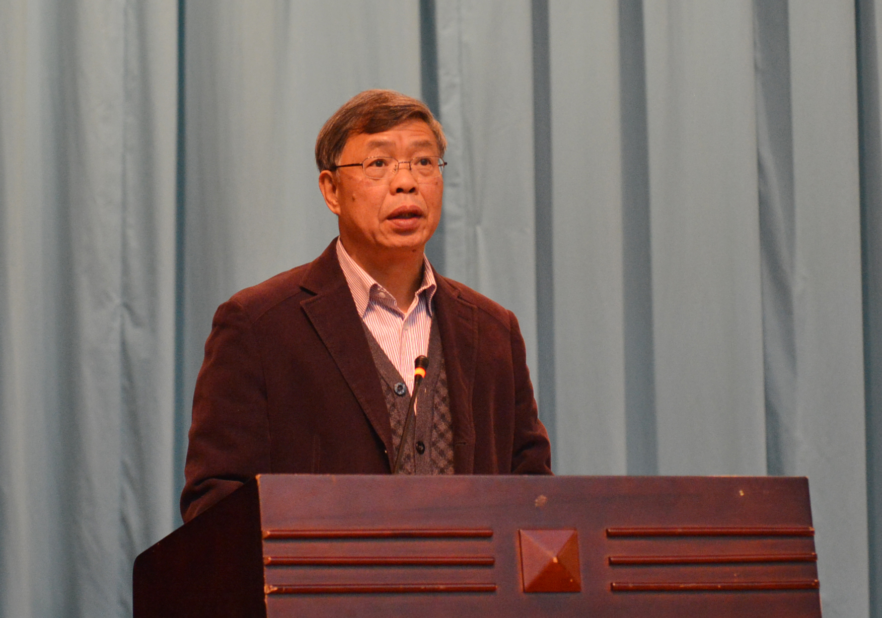 广西师范大学社科联主席钟瑞添作工作报告１.jpg