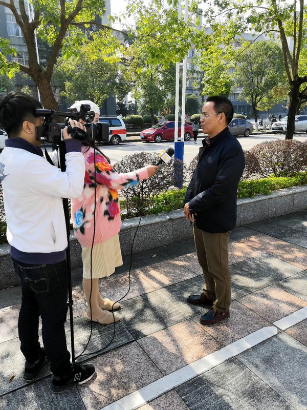蒋总接受采访.jpg