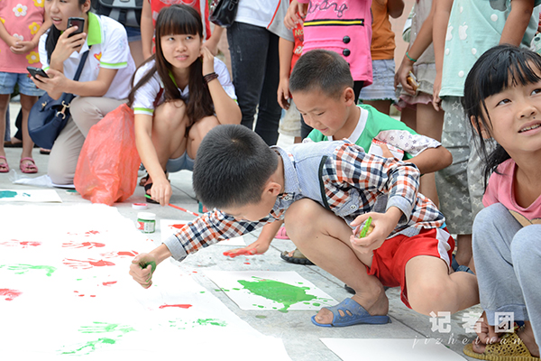志愿者教孩子们手脚绘彩图