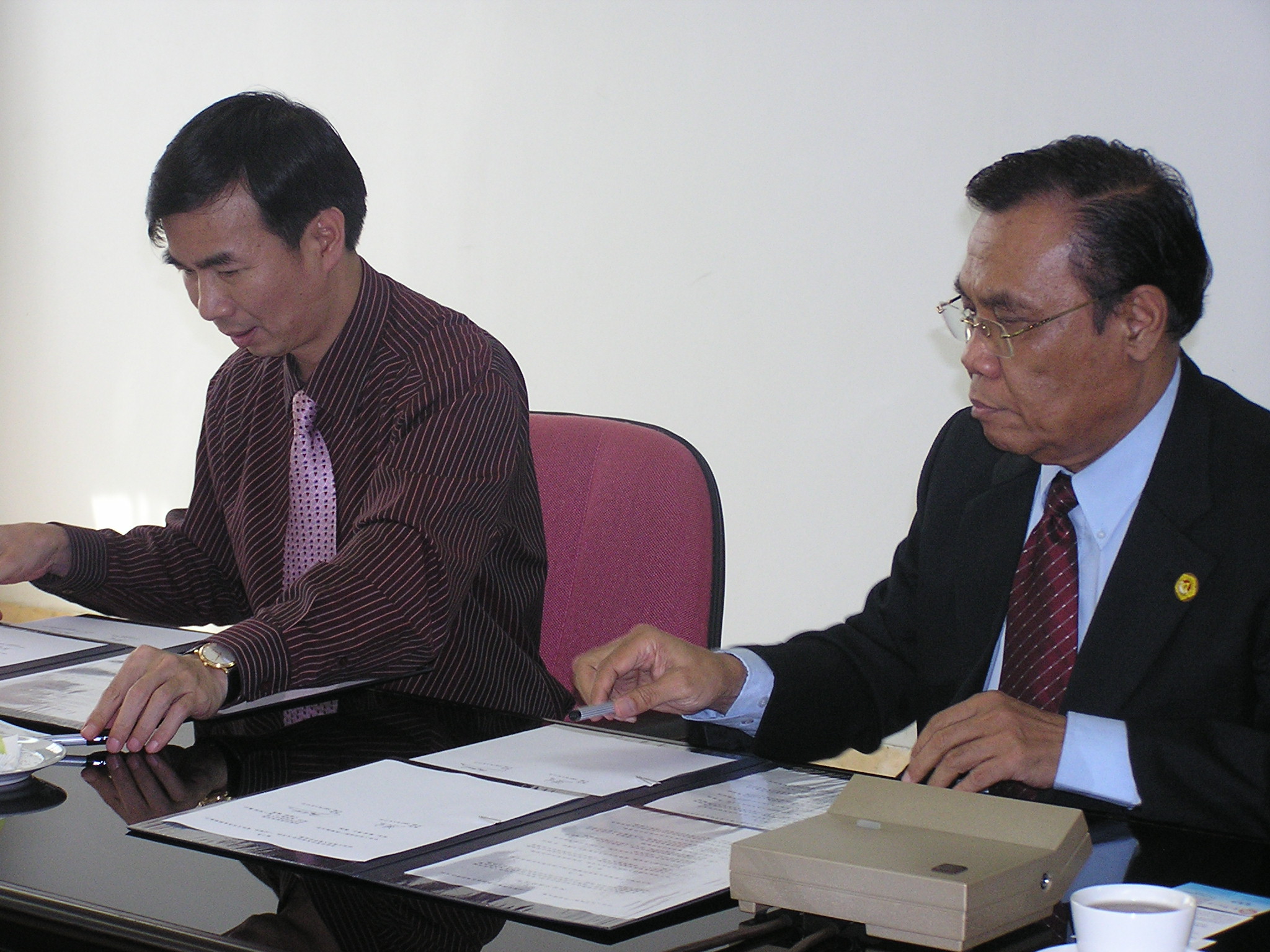 梁宏校长与雅加达达尔玛伯萨达大学校长在合作协议上签字。
