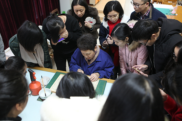 3 古籍修复老师讲解演示.jpg