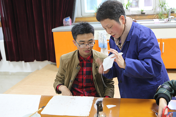 4 老师辅导修补过程.jpg