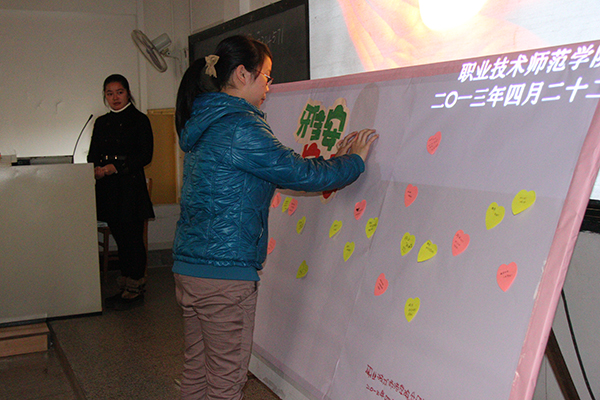 祈福墙上,送上对雅安的祝福