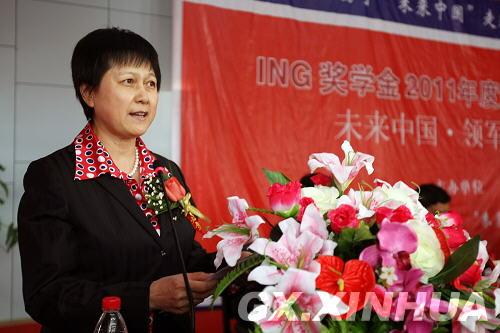 荷兰国际集团中国区首席代表杨丽君发言，勉励同学们继续努力（媒体资料图）