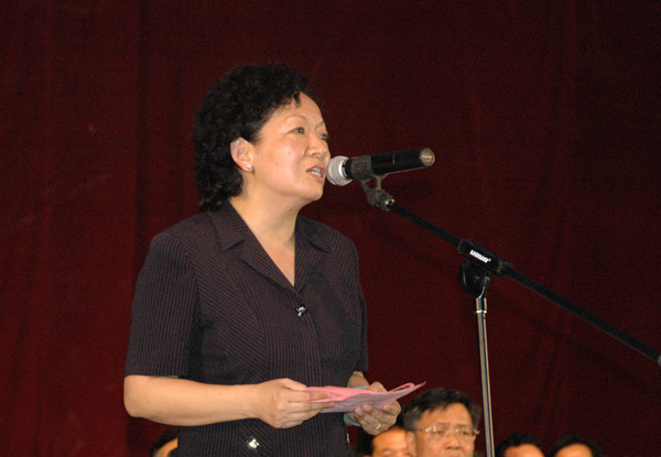 校党委副书记王枬主持典礼。