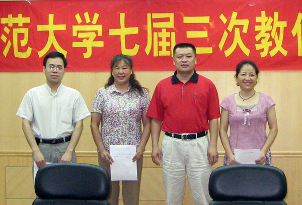 校党委副书记王源平与七届三次教代会提案承办单位负责                    </div></div></article>
                    </div>
                    <div id=