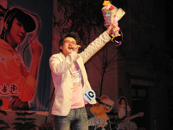 选手在演唱。