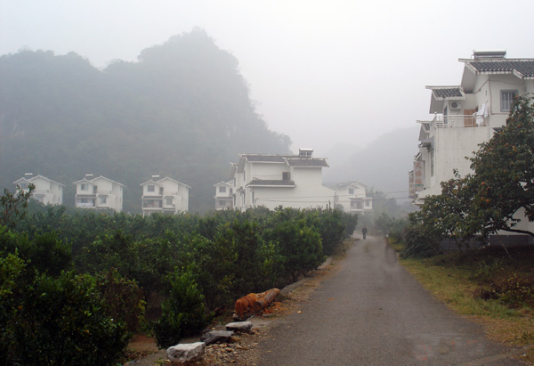 红岩村风貌。