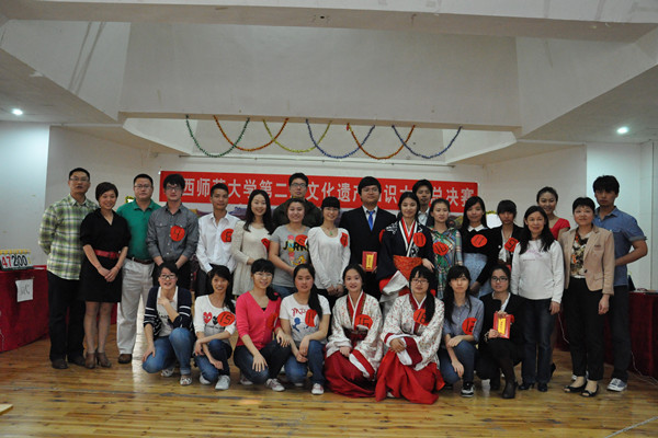 比赛选手和嘉宾合影留念