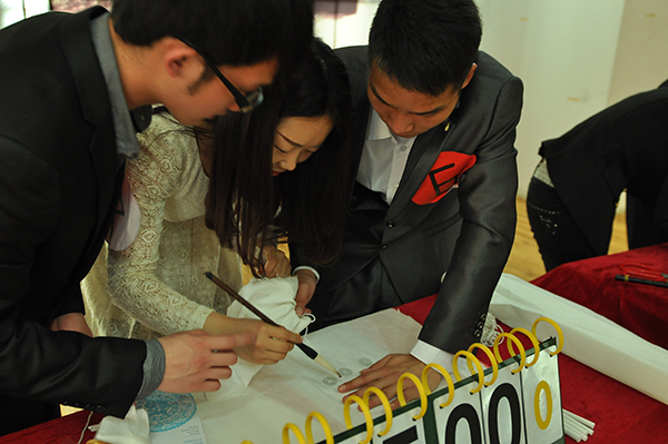 选手们动手制作拓片（大学生通讯社 潘攀 摄）