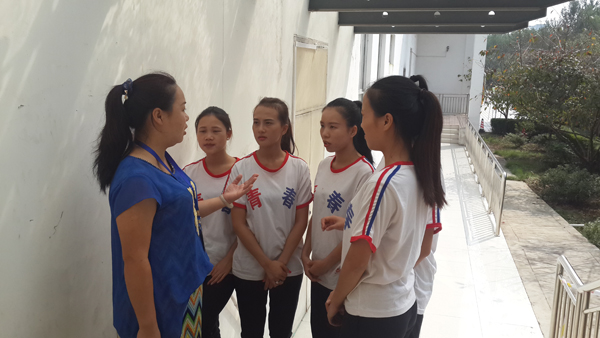 指导老师细心为演员做指导