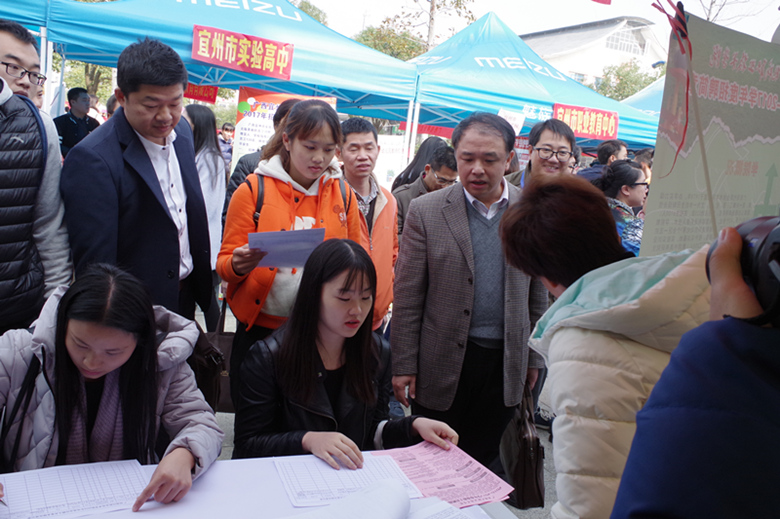 校党委赵铁副书记亲临双选会现场_副本.jpg 校党委赵铁副书记亲临双选会现场_副本.jpg