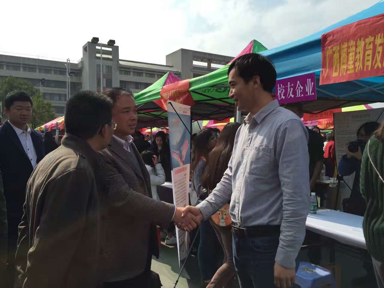 校党委赵铁副书记看望并了解校友企业用人情况.jpg 校党委赵铁副书记看望并了解校友企业用人情况.jpg