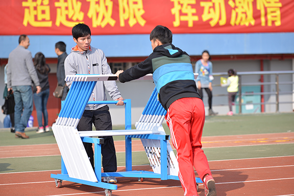 工作人员将道具运往赛场