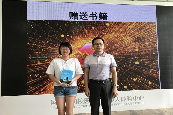 赠送廉洁读物.JPG