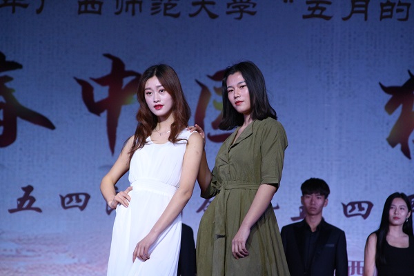 设计学院走秀.JPG