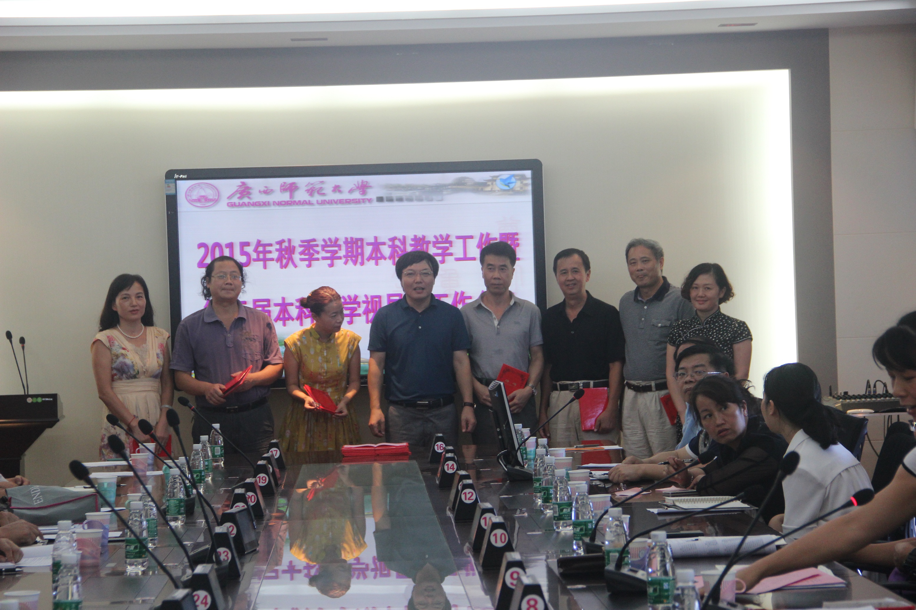 李传起副校长为新一届人文社科组本科教学视导组成员颁发聘书