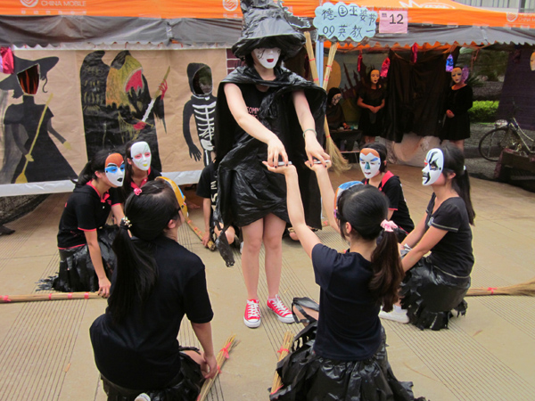 同学们现场展示德国巫婆节祭祀仪式
