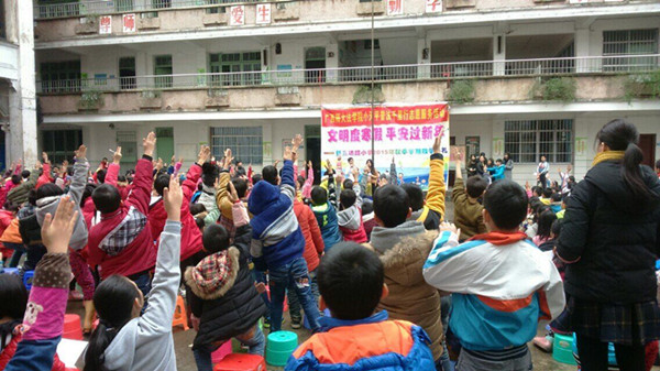 小学生们积极抢答法律问题