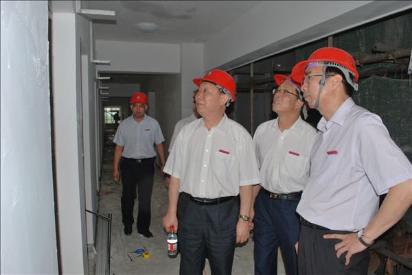 我校领导视察音乐综合楼的建设情况