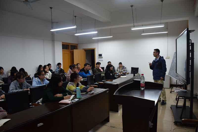 胡君辉老师给导师制培养的同学进行辅导讲座 2.jpg 胡君辉老师给导师制培养的同学进行辅导讲座 2.jpg