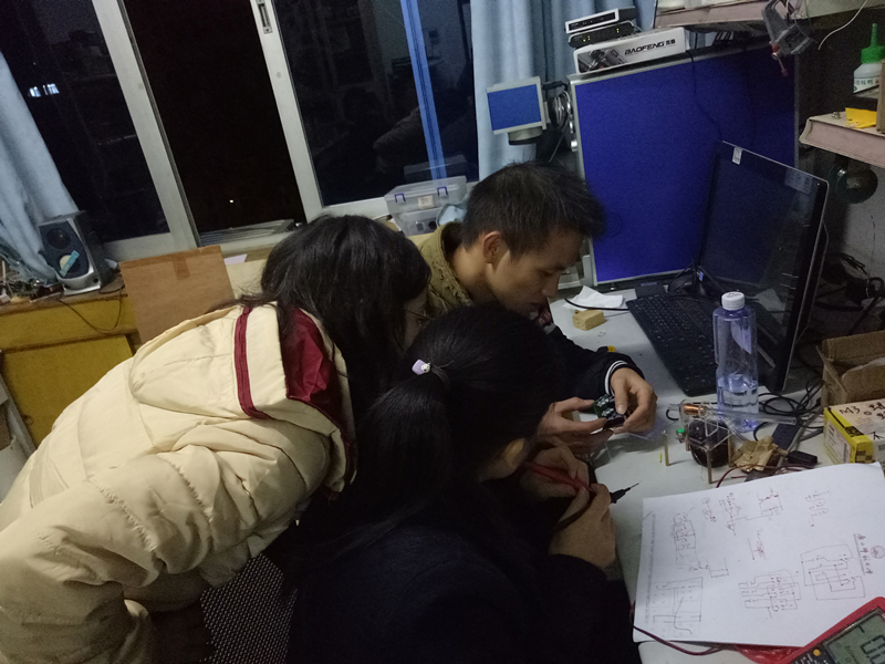 导师制培养同学在实验室制作作品.jpg 导师制培养同学在实验室制作作品.jpg