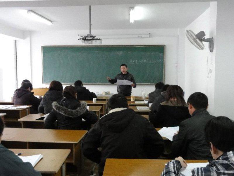 成高学员正在认真听课