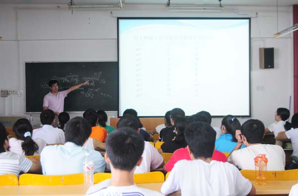 化学与化工学院新生在上课。