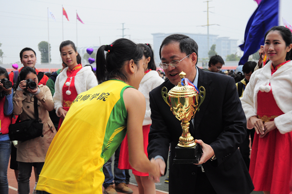 唐仁郭副书记为运动员颁奖