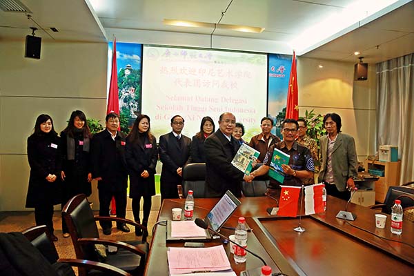 蔡昌卓与印尼艺术学院哈利副院长签署两校间的合作框架协议