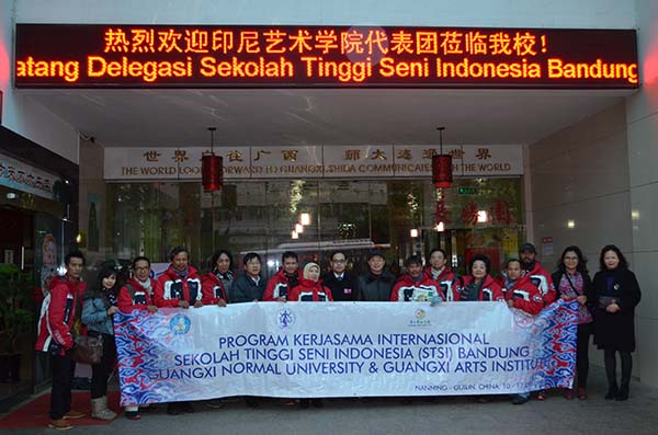 蔡昌卓与印尼艺术学院代表团合影留念