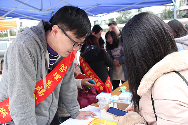 管理系同学免费帮同学们清洗眼镜