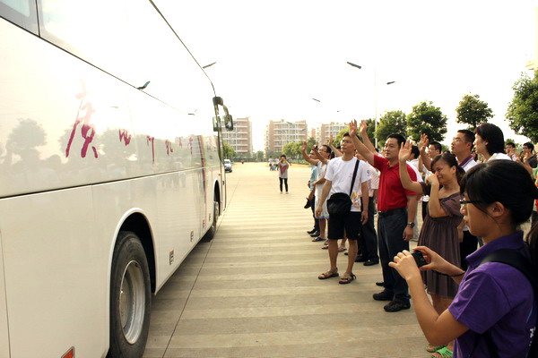 师生们挥手离别
