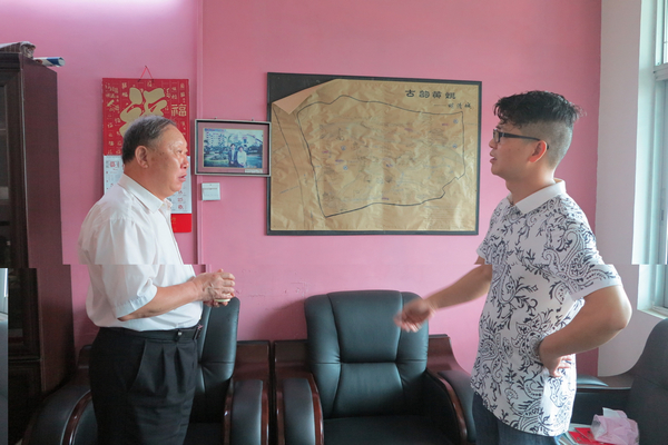 刘健斌与校友企业负责人交谈