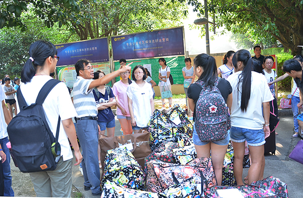学院相关负责人指导学生有序搬运行李（大学生通讯社 苏                    </div></div>
                                <!--新闻内容结束-->

                                <div class=