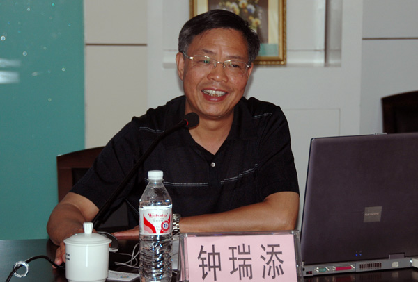 钟瑞添副校长向来访的客人介绍情况。