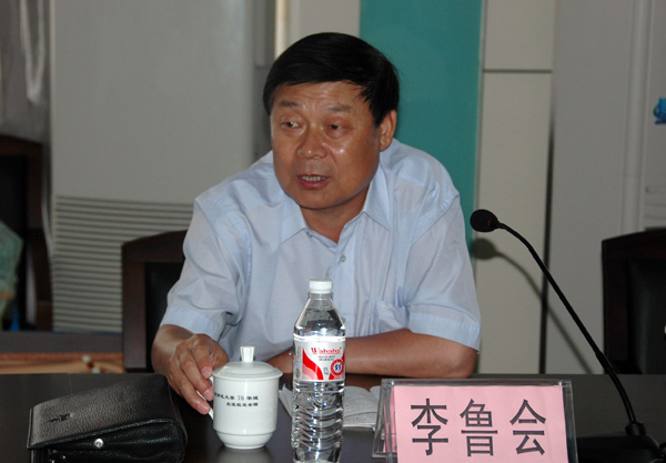 青海省教育工委专职副书记李鲁会发言。