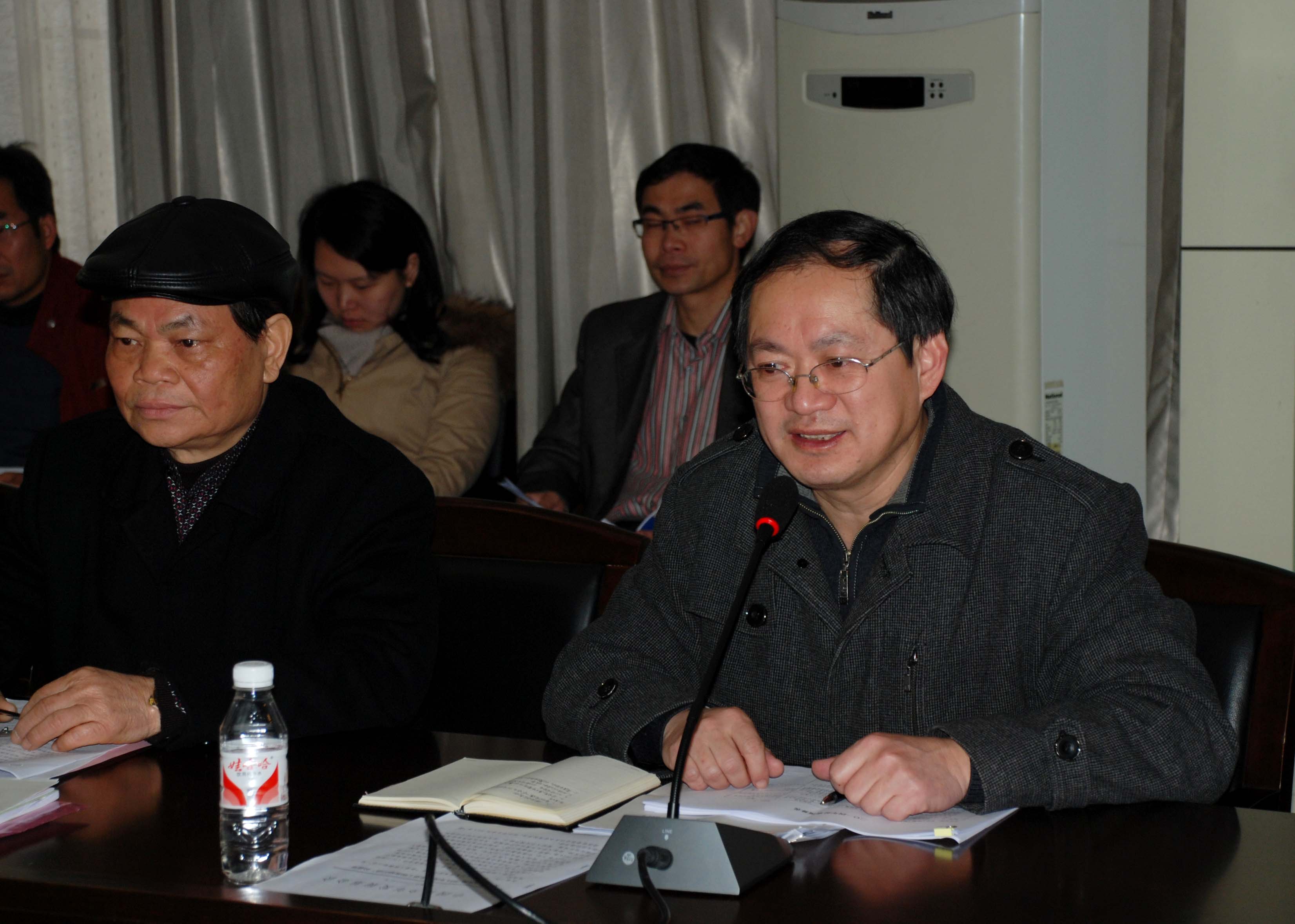 学校党委副书记、校关工委主任唐仁郭（右）主持会议并讲话