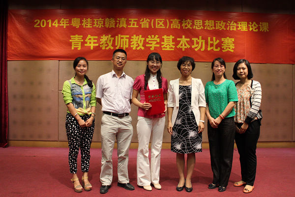 区教育厅思政处李美清处长与我校参赛团队合影