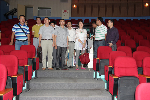 校党委副书记唐仁郭指导广西大学生艺术展演准备工作