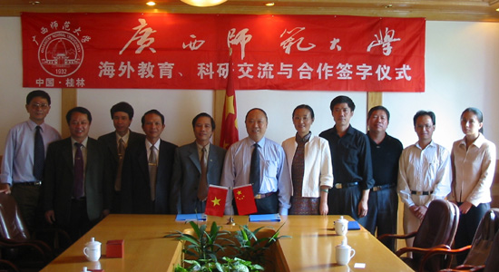 11月4日，我校党委副书记阳国亮（右六）与来访的越南顺化师范大学副校长吴得正（左五）一行签订了两校文化