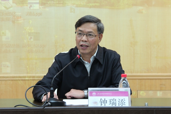副校长钟瑞添主持报告会 （蒋晨曦 摄）