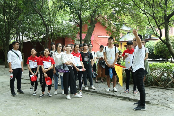 孩子们在参观王城校区.JPG