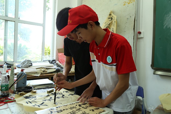 孩子们在写毛笔字.JPG