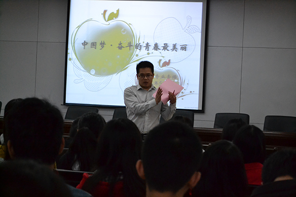 优秀青年教师参与学生主题团日活动
