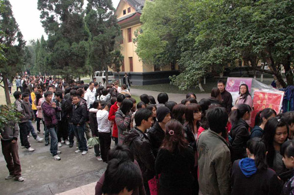 王城校区内，同学们早早就排队等候入场听讲座