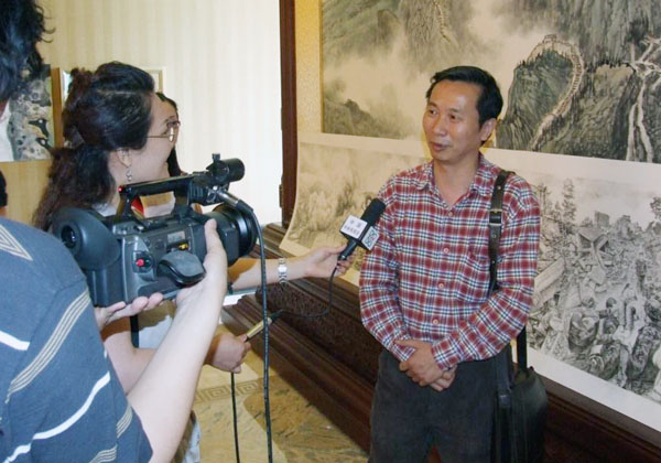 罗克中老师接受中央电视台采访。